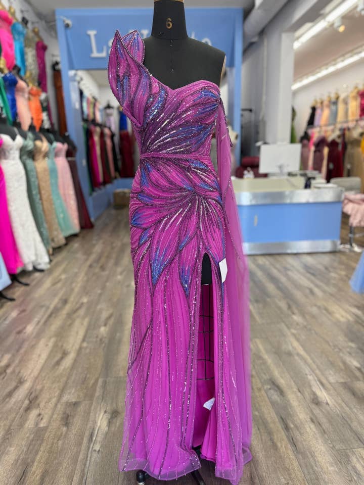 Encolure asymétrique, épaules dénudées, longue cape semblable à une manche. pour la vente par La Veneto