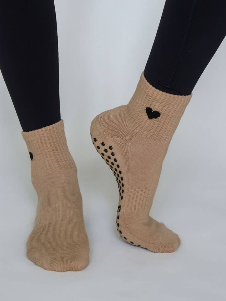 Les chaussettes de préhension courtes Heart pour la vente par California Grip Socks