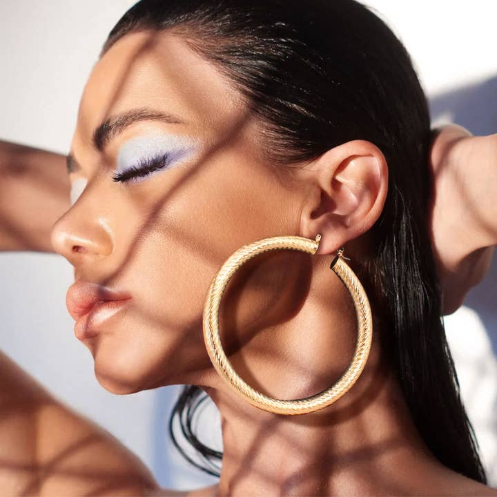 Pendientes de metal texturizado con forma de argolla de 3 pulgadas para venta al por mayor de Sensibling Corp.