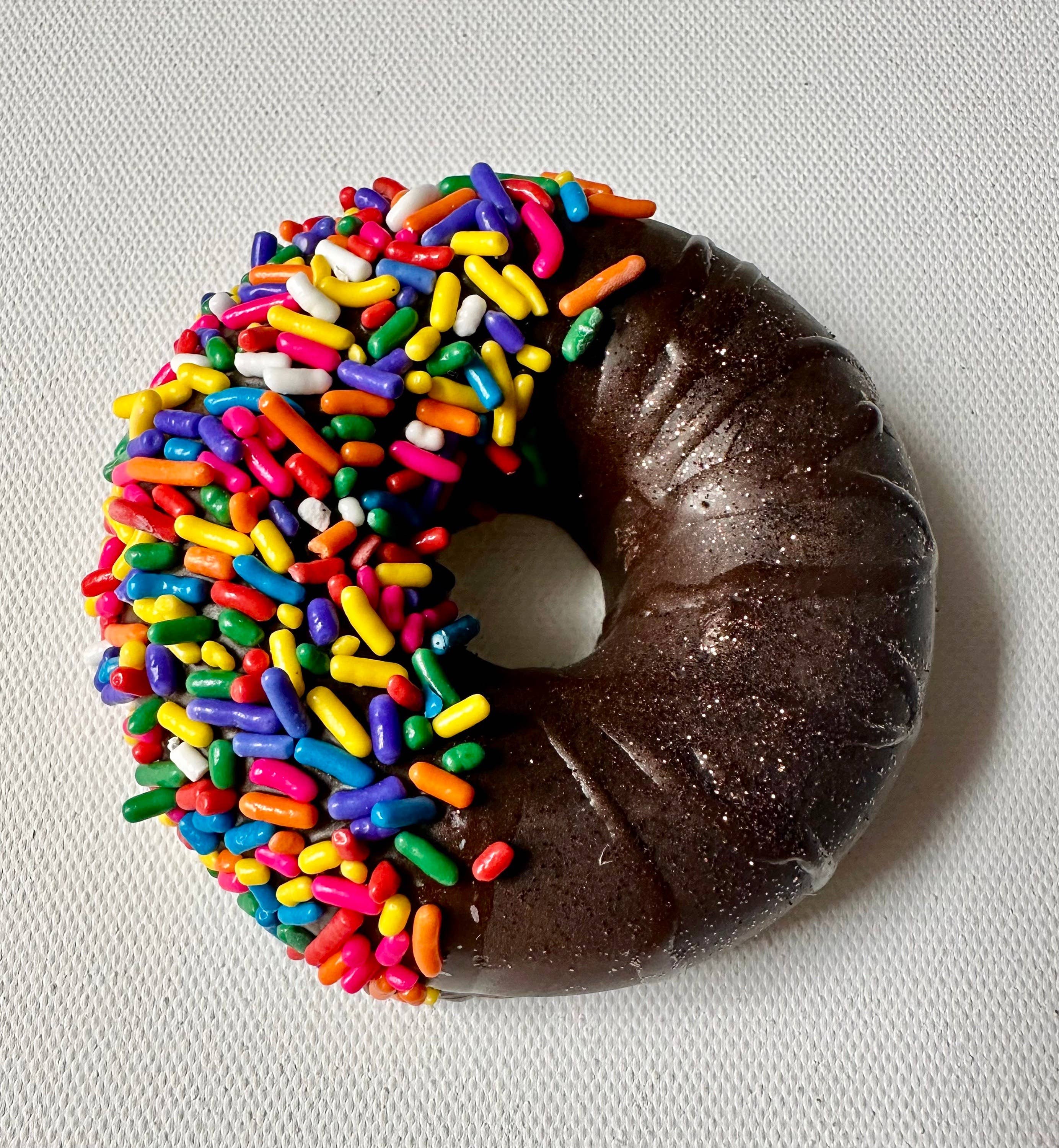 Sweet Rosie’s Soaps & Gifts - Vendita all'ingrosso Saponette - Sapone a forma di ciambella con glassa al cioccolato e codette, vegano, con olio di cocco1