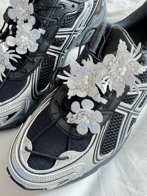 Izar Clip | Schuhanhänger aus Kunstleder mit Blumenmuster, trendiges Accessoire für den Großhandel von MOND HAUS