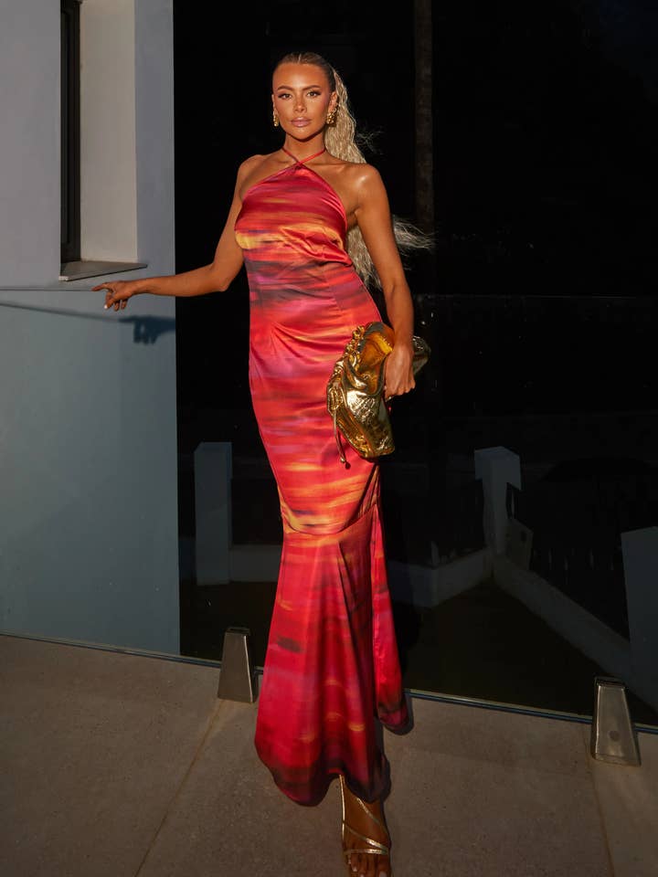 Abito Midaxi con scollo all'americana con stampa astratta in raso per la vendita all'ingrosso da parte di In The Style