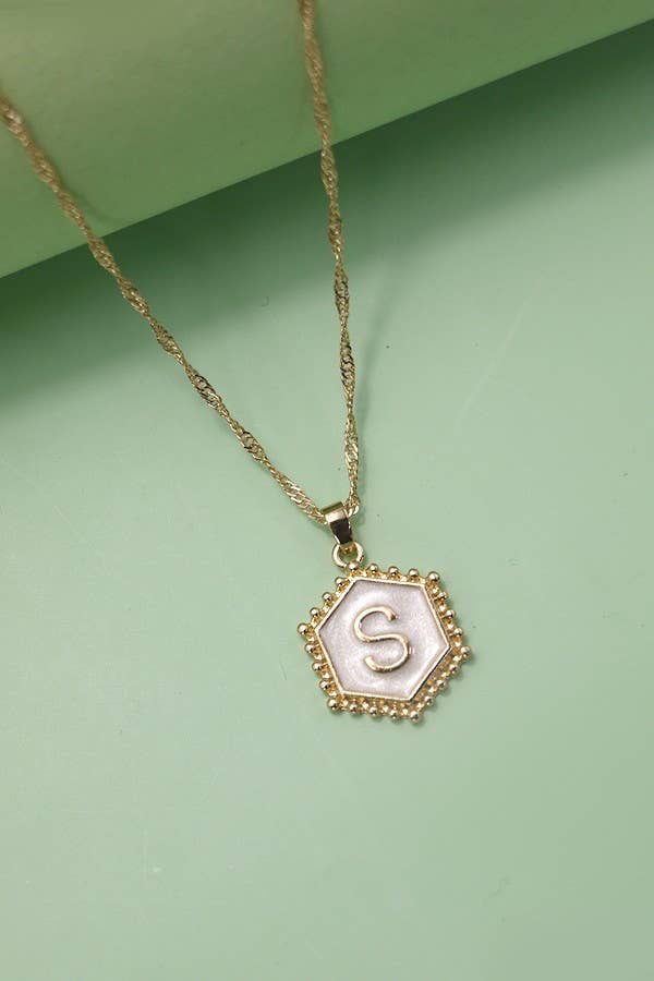 JOSSLYN by wall to wall - Venta al por mayor Collares con colgantes/abalorios - COLLAR CON DIJES EPOXÍDICOS HEXAGONALES CON MONOGRAMA INICIAL | 80N3383