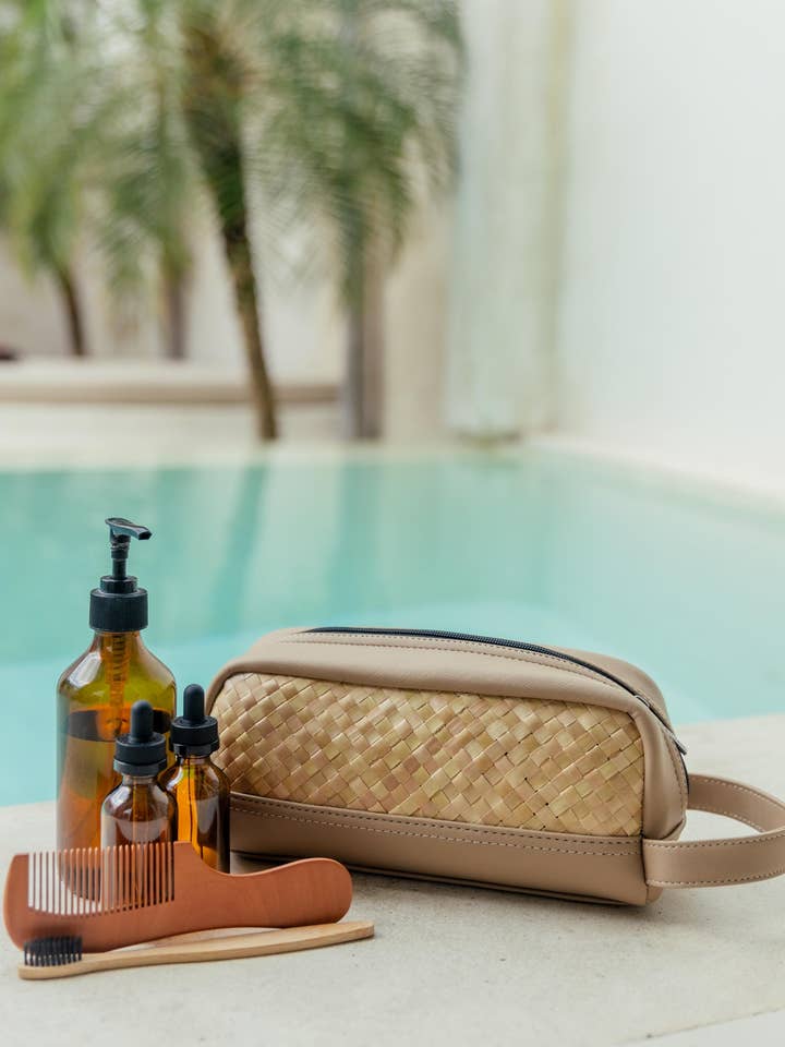 Trousse de toilette en rotin et cuir Cove pour la vente par Village Thrive