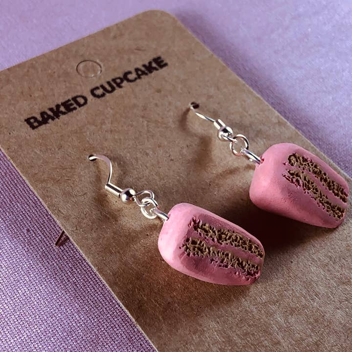 Cake Slice: Vanilje med Strawberry 🍓 Frosting Øreringe for engroshandel hos Baked Cupcake