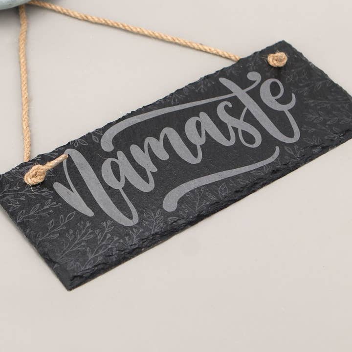 Buddha Groove – Engroshandel Skilt – Floral Namaste skifer vægophæng1