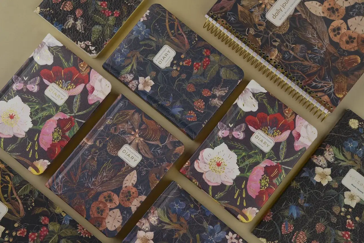 BV by Bruno Visconti - Vente Agendas - Agenda quotidien à couverture rigide en cuir végétalien A6 - Pivoines sur fond noir2