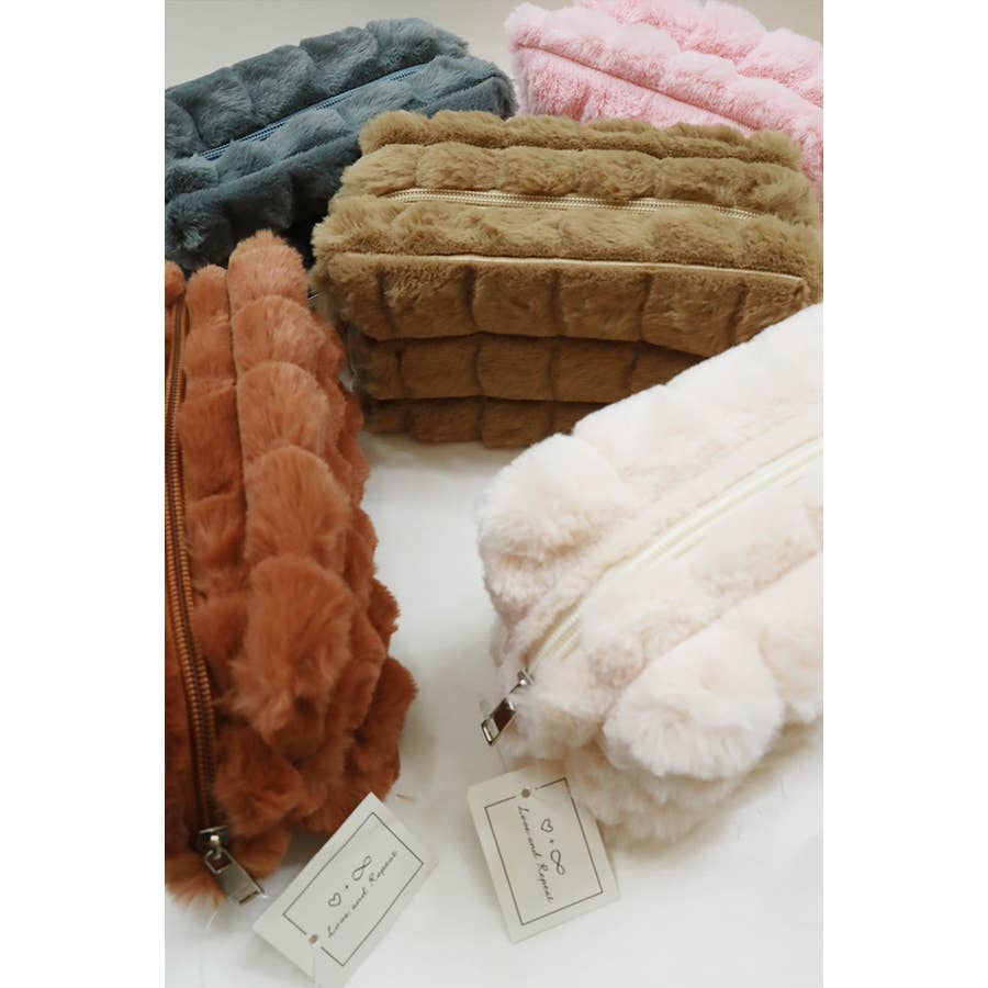 Love and Repeat - Vente Trousses de maquillage/cosmétique - Pochette à cosmétiques matelassée en fausse fourrure18