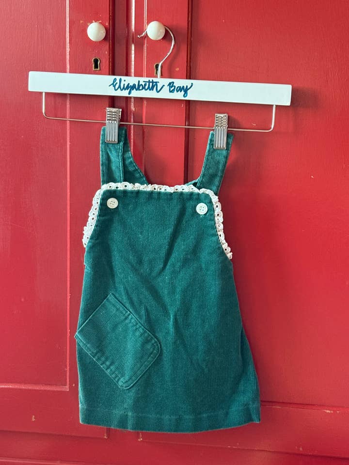 Robe chasuble en velours côtelé vert forêt des années 1970 pour la vente par Elizabeth bay