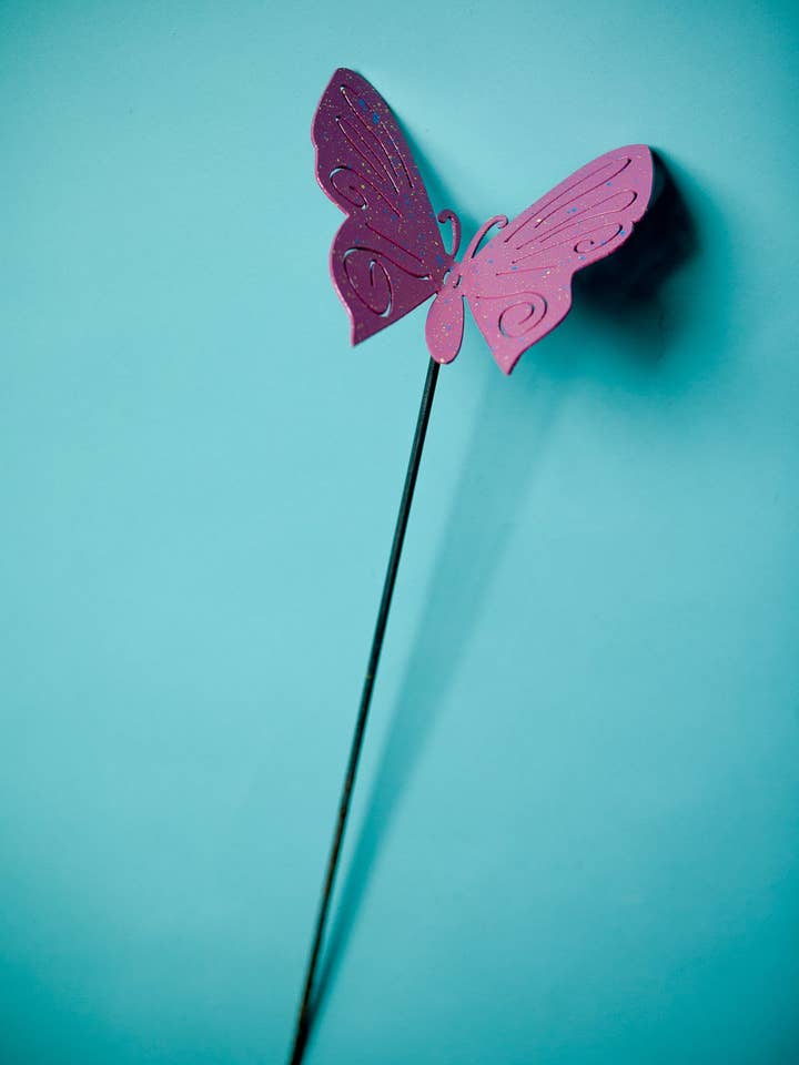 Petit poteau de jardin en forme de papillon 3D pour la vente par Garden Deva Sculpture Co.