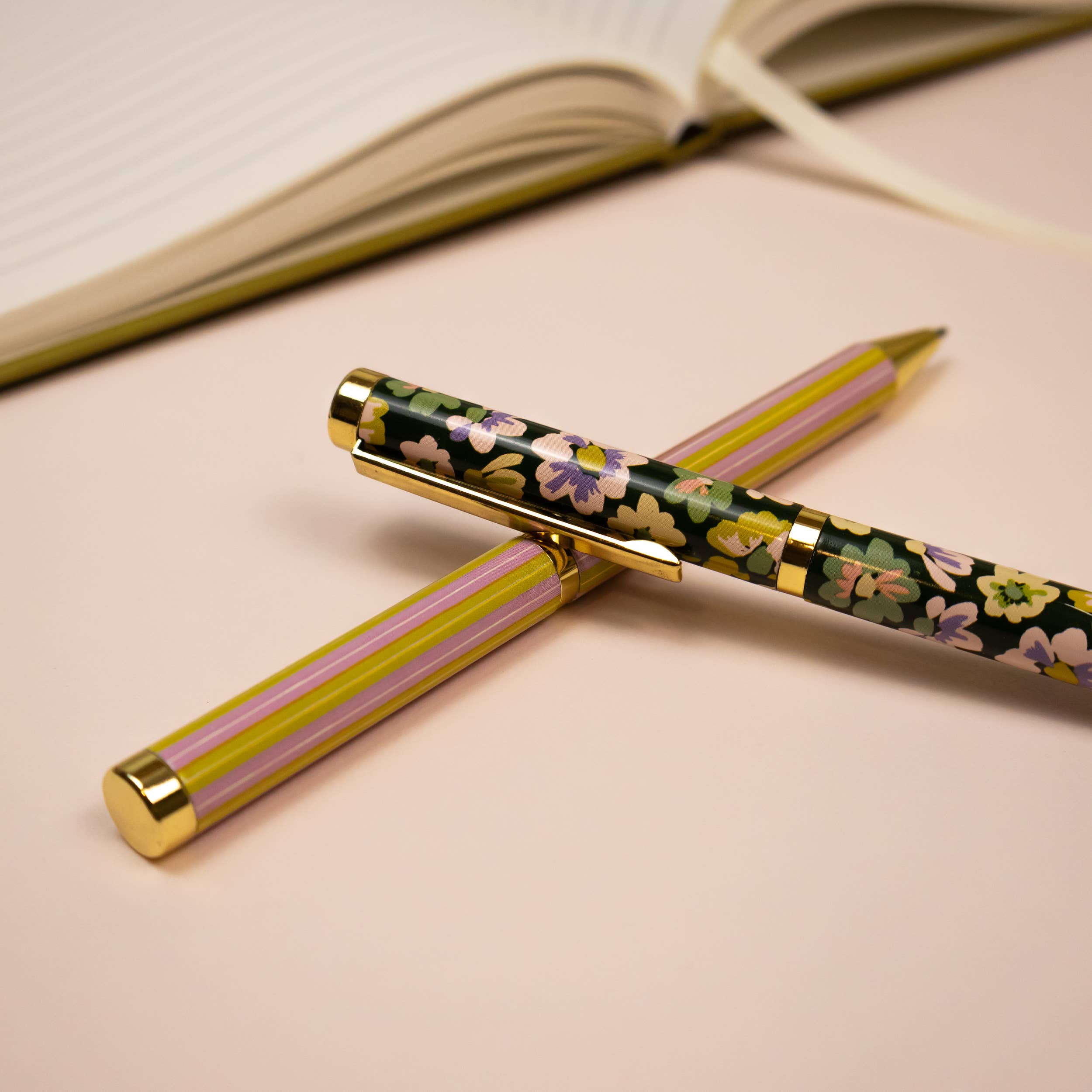 Robert Frederick Ltd - Vente Stylos - Stylo-bille Willow and Belle à motifs assortis en coffret cadeau – lot de 3 stylos4