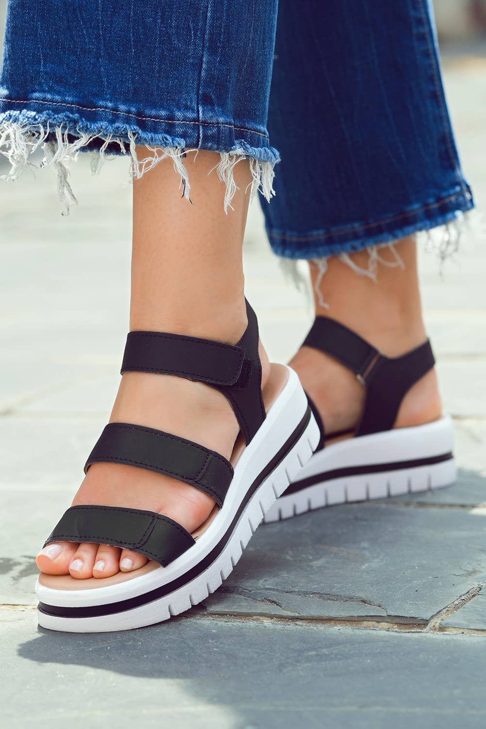 1 the Woman - Vente Sandales – femme - Sandales à plateforme en cuir PU avec boucle évidée2