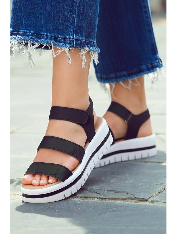 1 the Woman - Vente Sandales – femme - Sandales à plateforme en cuir PU avec boucle évidée2