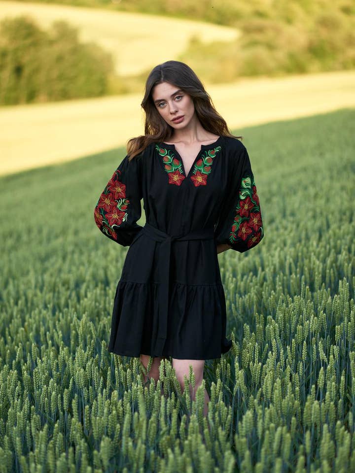 Handmade Originals Ukraine – wholesale Klänning - Dam – Broderad Klänning Blommor Trädgård Svart