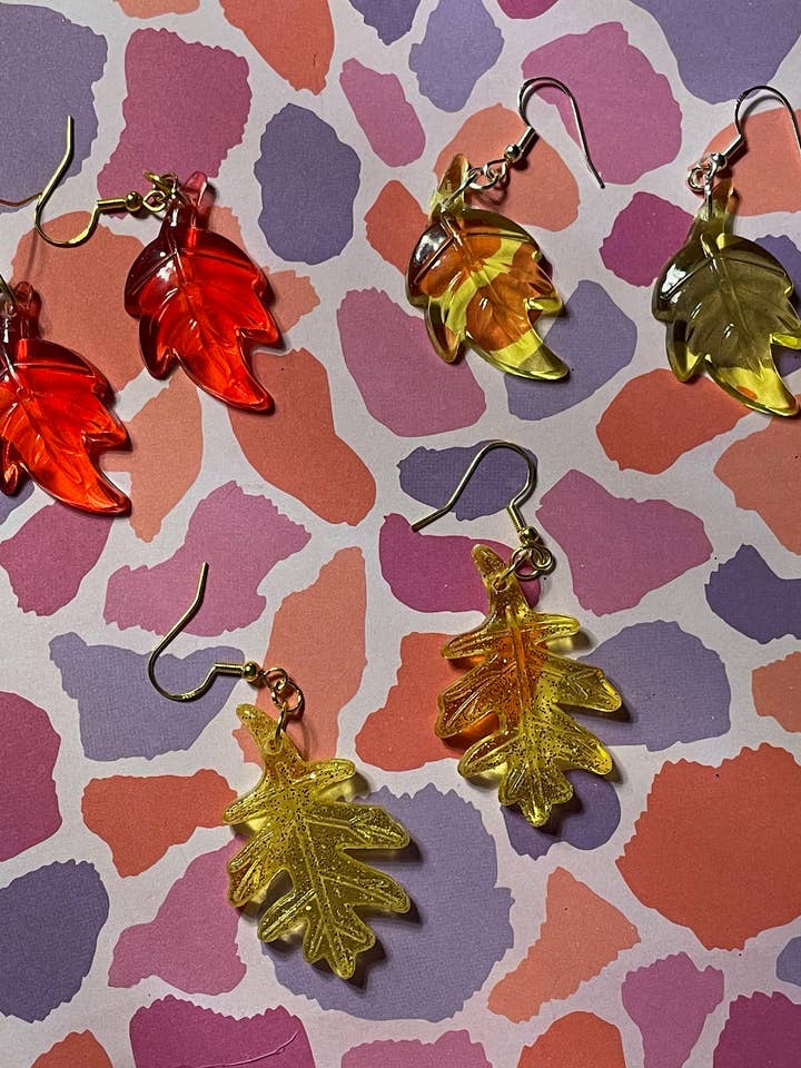 ¡El otoño ya está aquí! ¡Pendientes Mini Leaf! Disponible en hojas rojas, amarillas y amarillas brillantes. ¡Disponible en oro o plata! para venta al por mayor de R59Creates