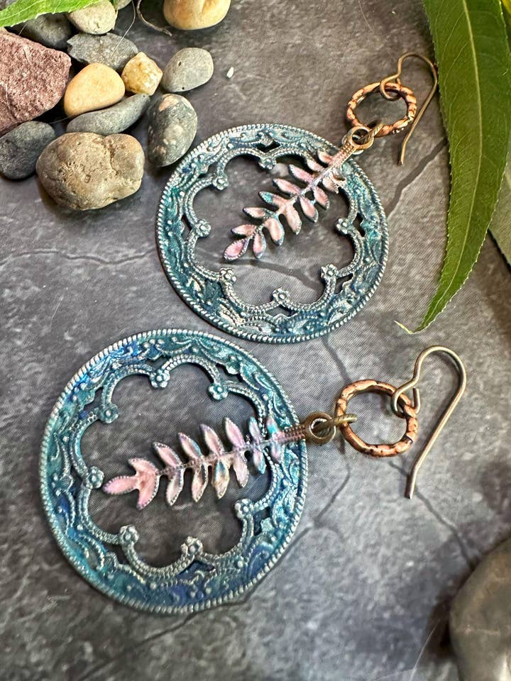Boucles d'oreilles Forest Feen - Laiton patiné iridescent et étain pour la vente par The Sunstone on Main