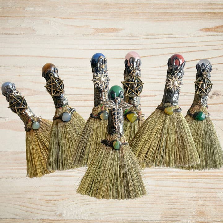 Scopa Magica Fatta a Mano in Quarzo | Decorazione Spirituale per la Guarigione e i Rituali per la Consapevolezza per la vendita all'ingrosso da parte di Light Breeze Candle Co.