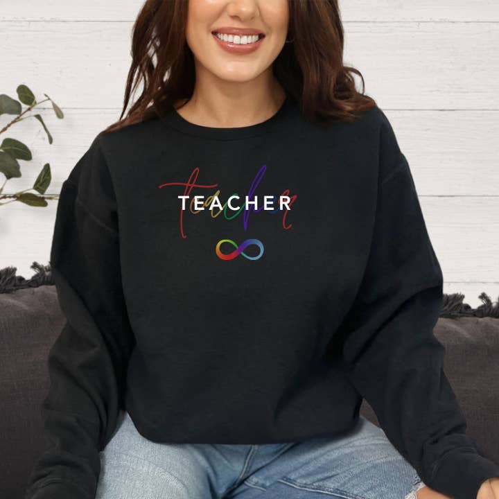 Sfoggia il tuo stile in classe con la nostra felpa Teacher Rainbow Autism! per la vendita all'ingrosso da parte di A is for Avery