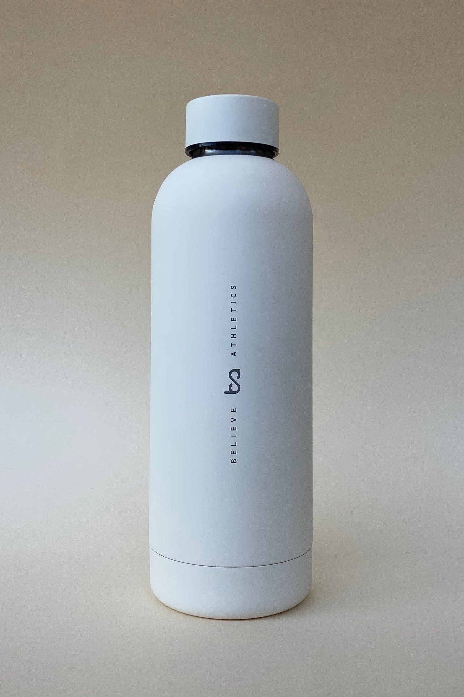 Believe Athletics - Venta al por mayor Botellas de agua - Botella isotérmica Water Me Happy blanca2