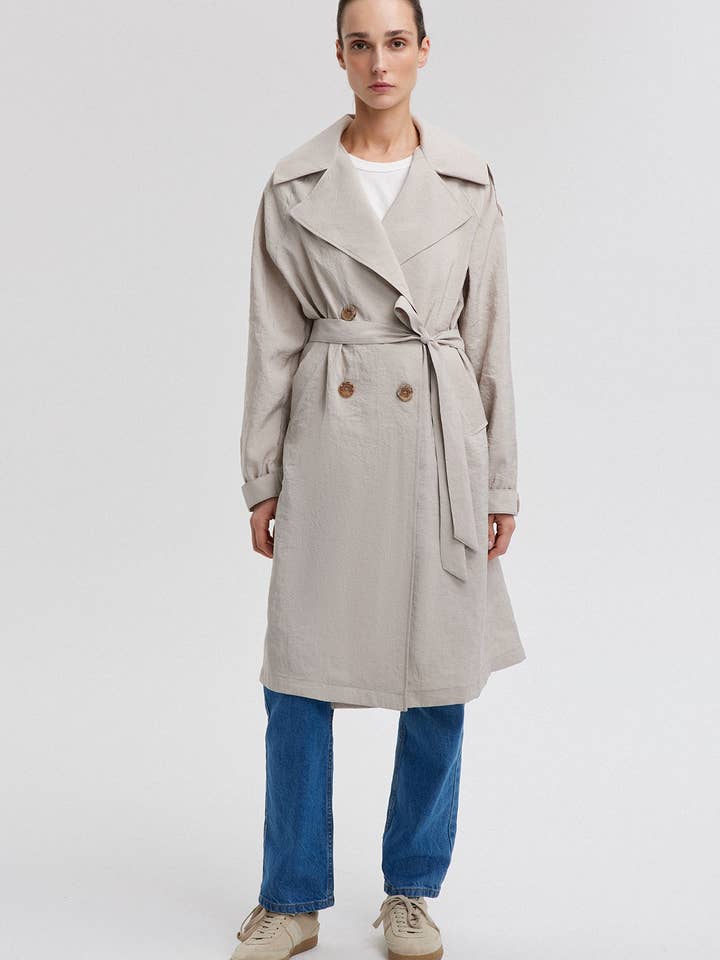 Avslappnad passform bältad trenchcoat – Cupro-look för wholesale av Touché Privé EU