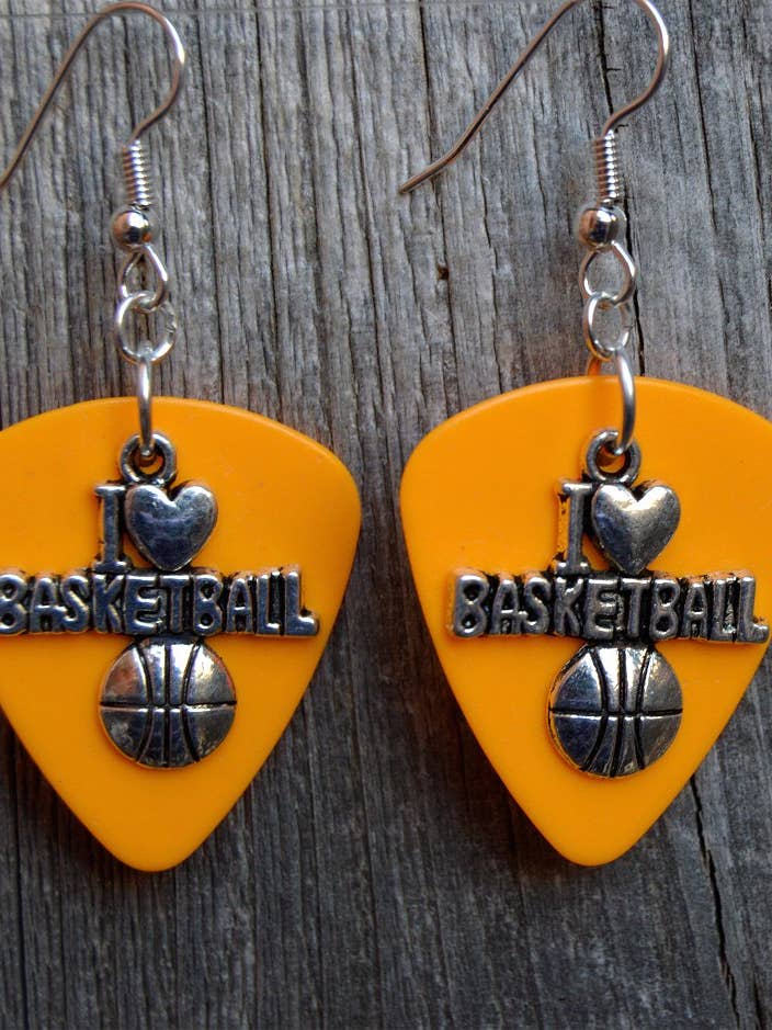 Jeg hjerte Basketball Charm Guitar Pick øreringe for engroshandel hos Simply Raevyn