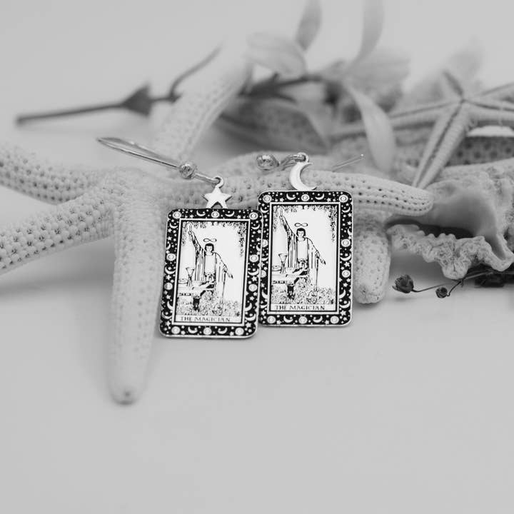 DreamedBy - Venta al por mayor Pendientes colgantes - Carta de tarot de The Magician grabada en plata de ley 925