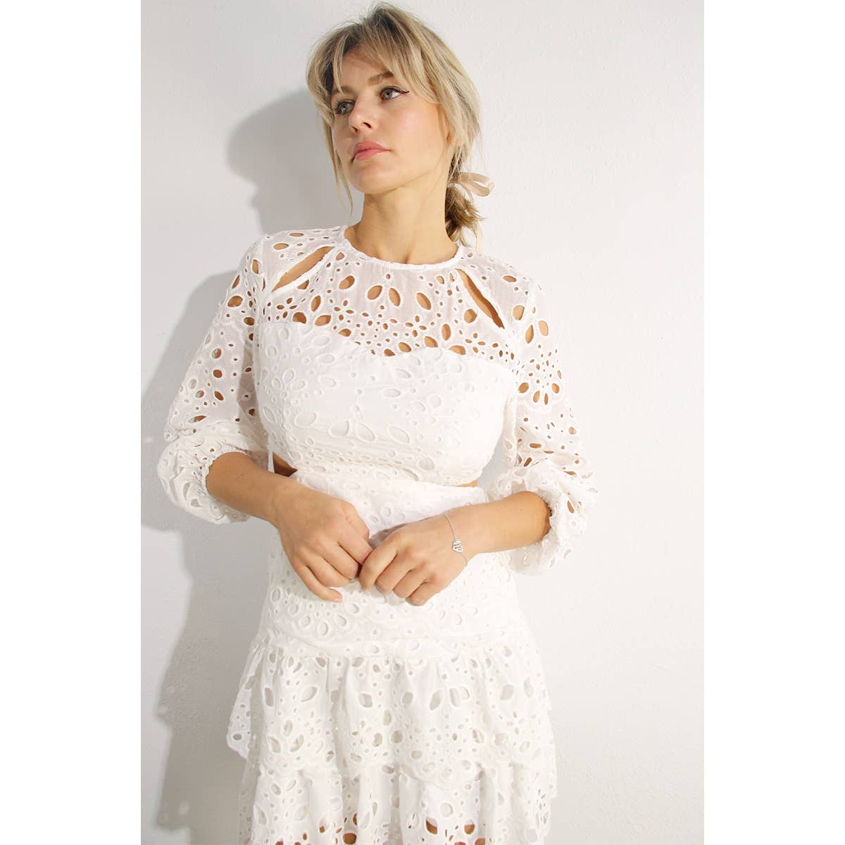 BIANCO ABITO IN VITA CON TAGLIO CROP TOP IN PIZZO in vendita all'ingrosso su Faire6