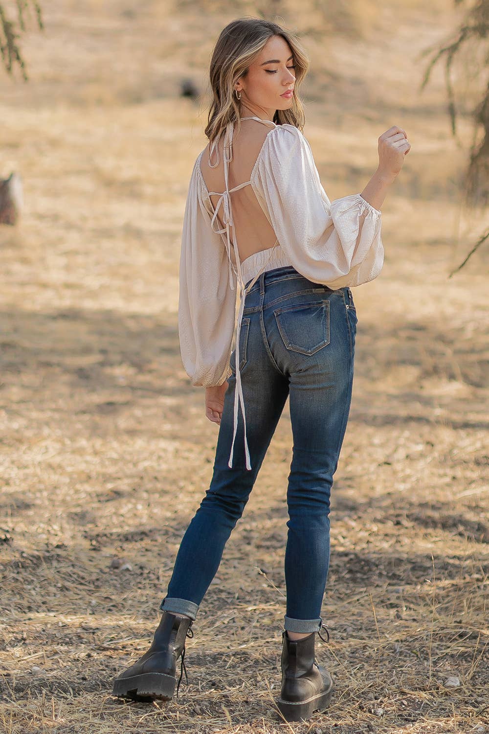 Strut & Bolt – Großhandel Bluse – Damen – Rückenfreie Jacquard-Satinbluse mit offenem Rücken3