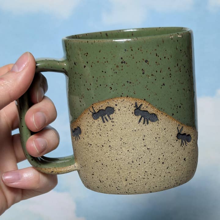 Osso Ceramics – Caneca por atacado – Caneca de cerâmica estampada de formiga, formigas em uma caneca de colina5