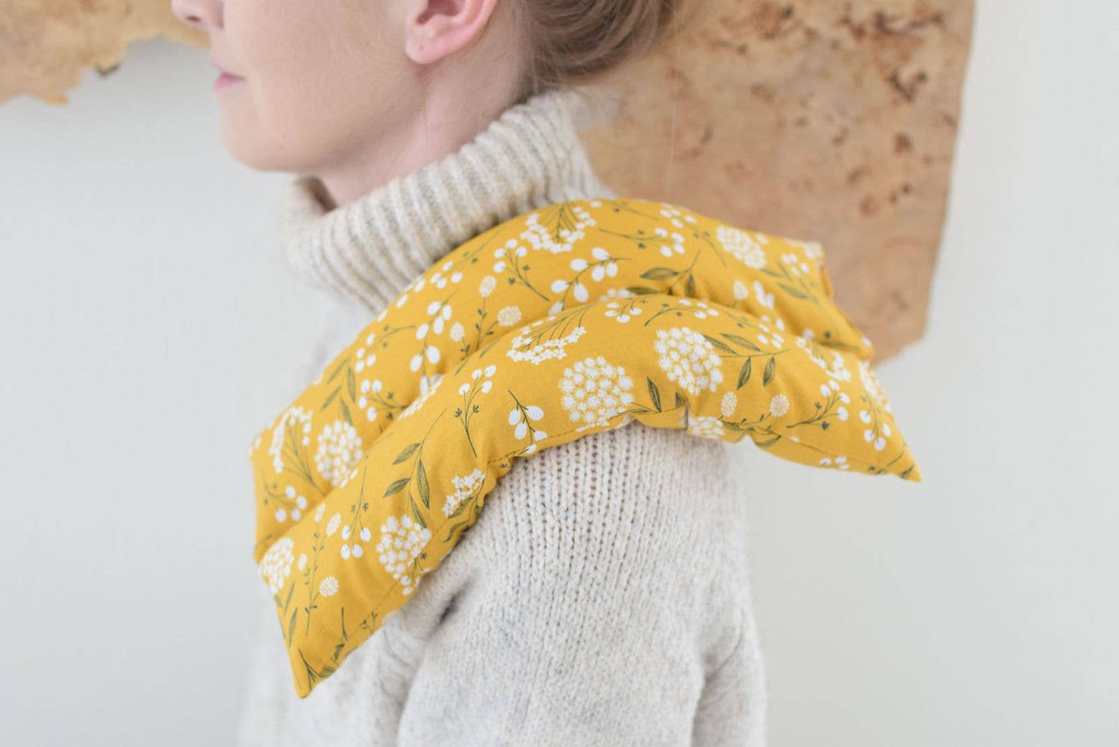 Wild Clementine Co. - Vente Compresses chaud/froid - Coussin chauffant pour le cou, paquet de graines de lin chaud+froides - Floral doré7