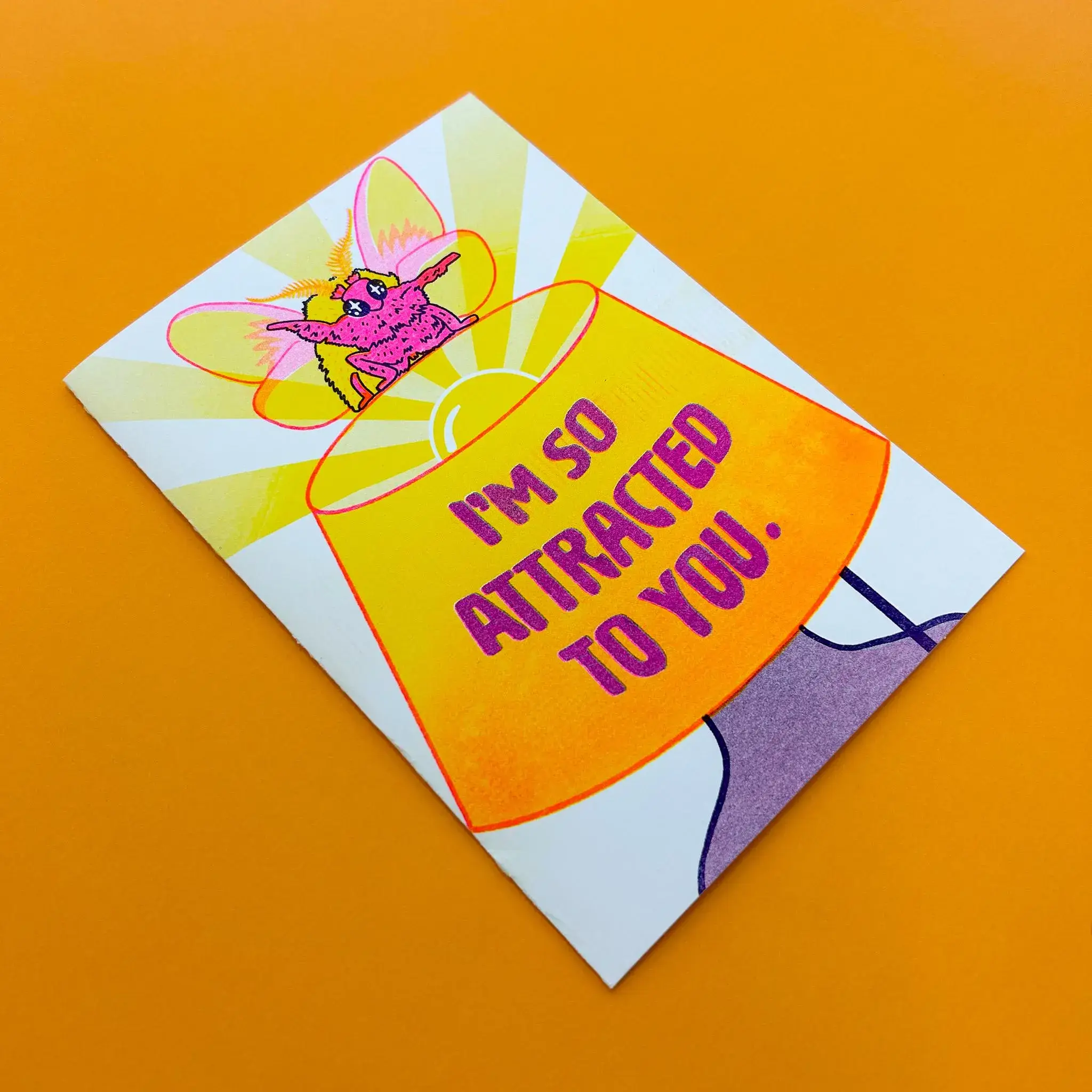 Foolish Designs - Venta al por mayor Tarjetas de amor - Lámpara Risograph Greet con diseño de polilla de arce rosa con la forma de I'm So Tracted To You2