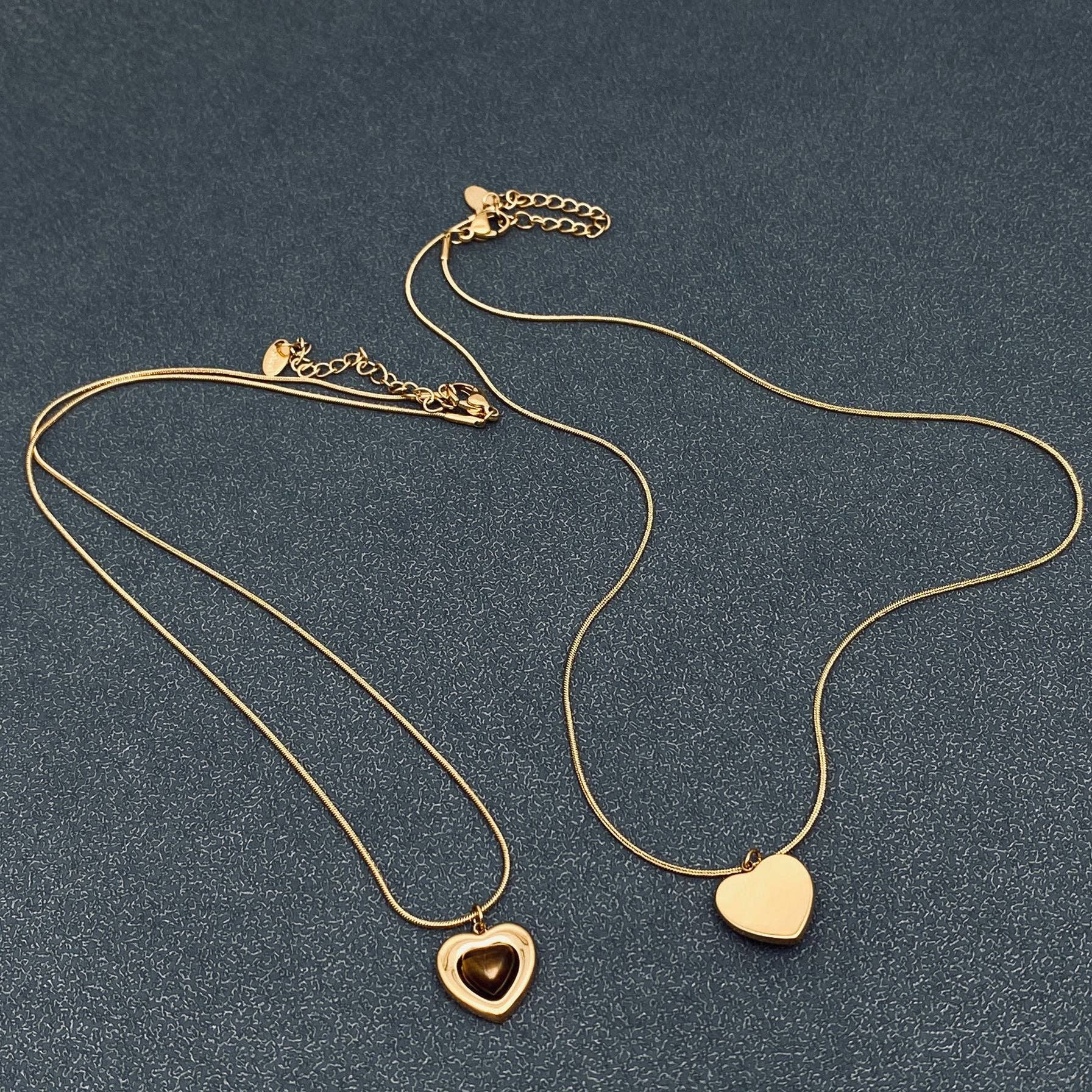 Mio Queena - Vente Colliers à pendentif - Collier en acier inoxydable doré avec breloque en forme de cœur en pierre - FGS3