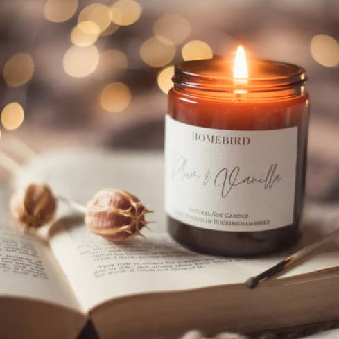 Plum & Vanilla - Naturligt sojavokslys for engroshandel hos Homebird Candle Co.