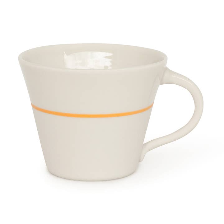 Ambit Wide Mug - Wit/Saffraan Yellow Line voor wholesale door Sue Ure Maison