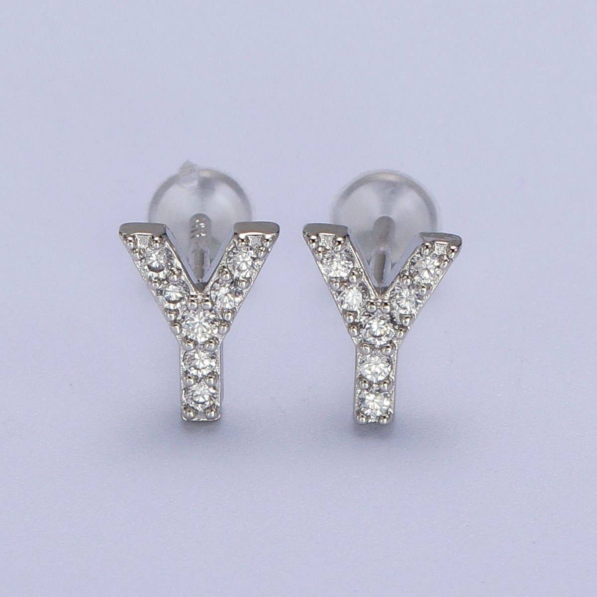 Aim Eternal – wholesale Solitärörhängen – Vitguldfyllda små initialbokstavsörhängen med diamant CZ i silver | AD-120-AD-14524