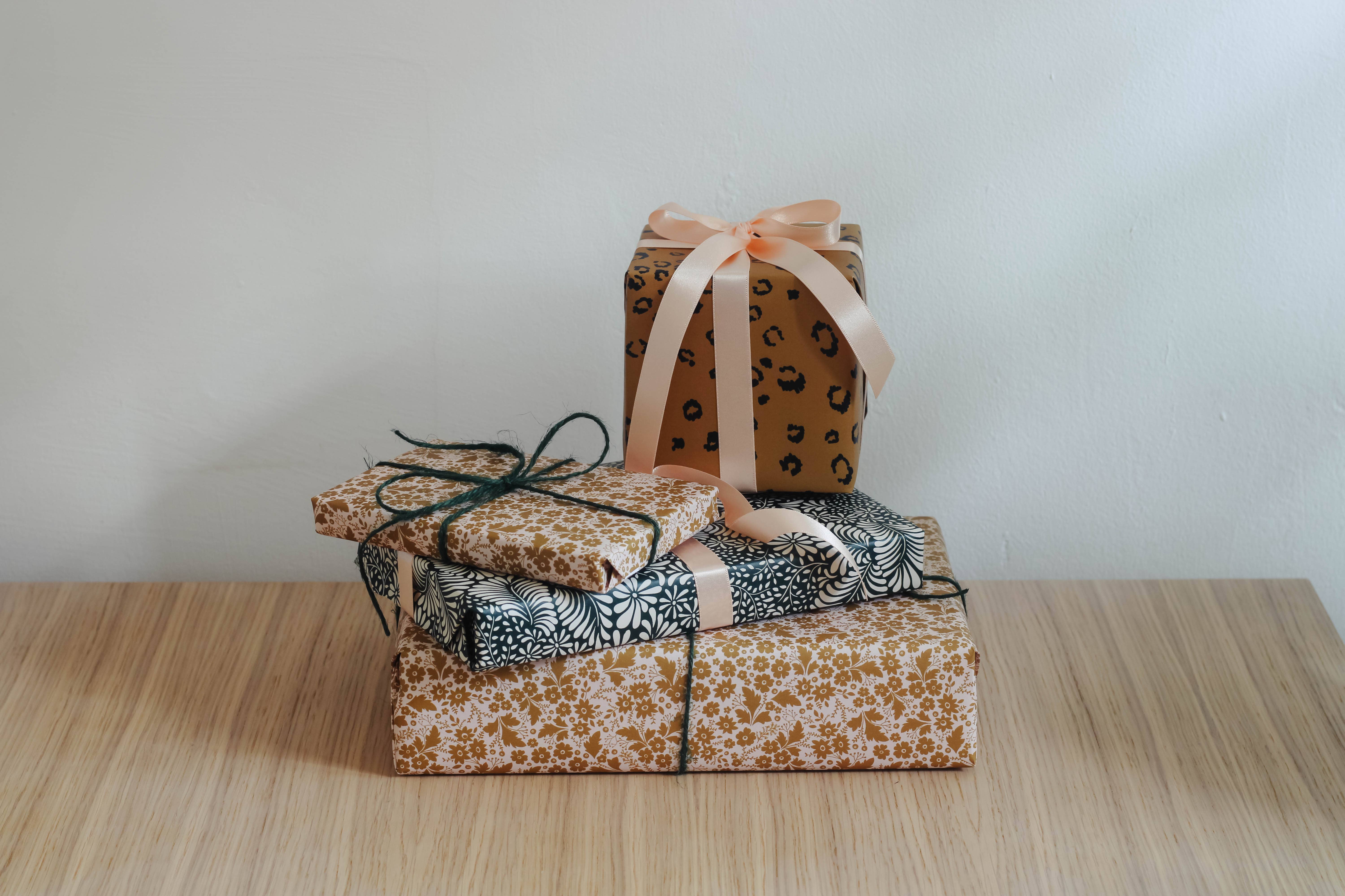 Lucy says I do – wholesale Flat wrap – Golden Secret Garden Print Gift Wrap3