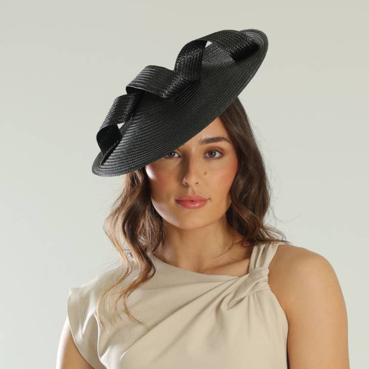 Trisha Fascinator in Nero per la vendita all'ingrosso da parte di Morgan & Taylor