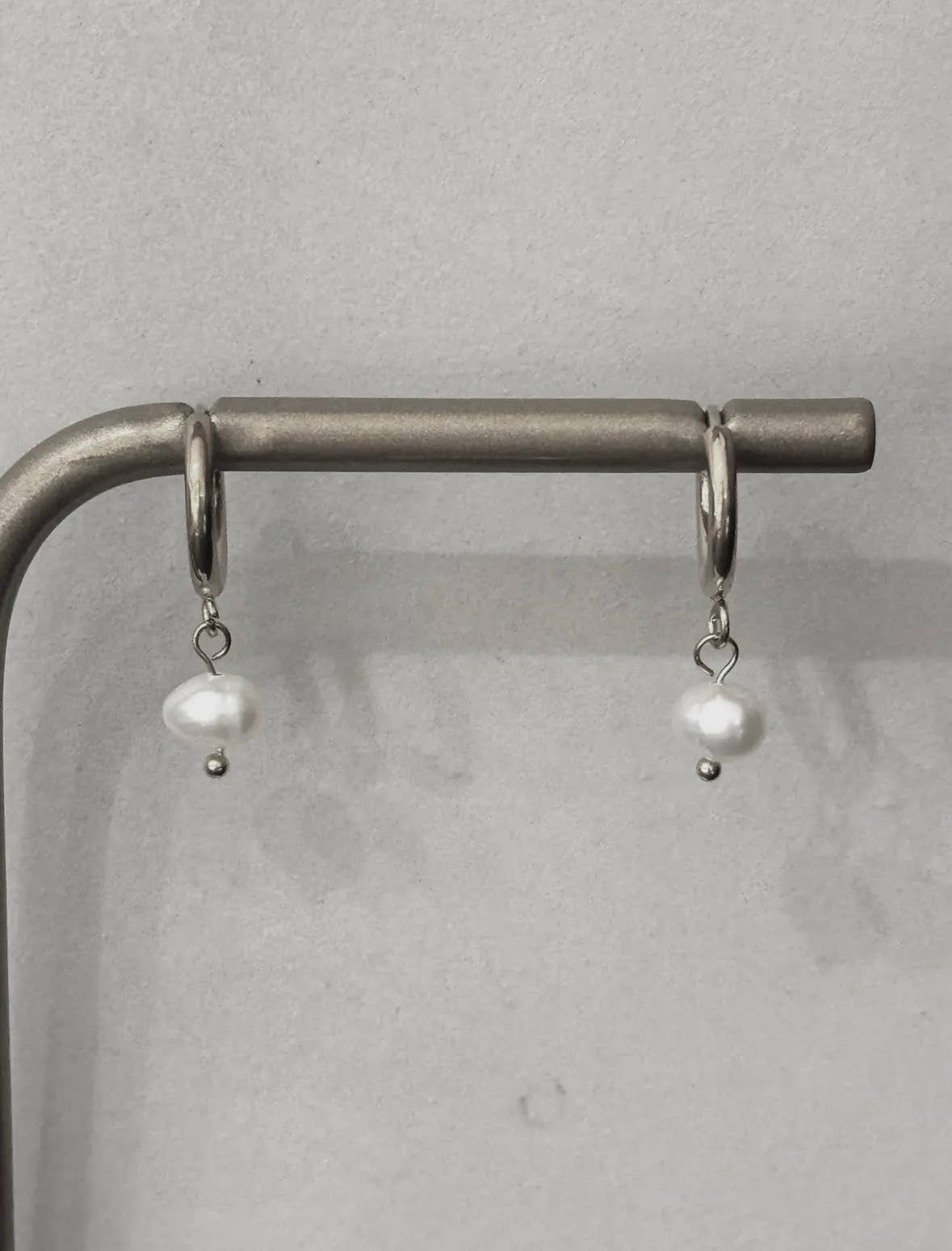 Cassette Barcelona - Wholesale Dangle Earrings - Minimal Hoop Earrings w Pearls1