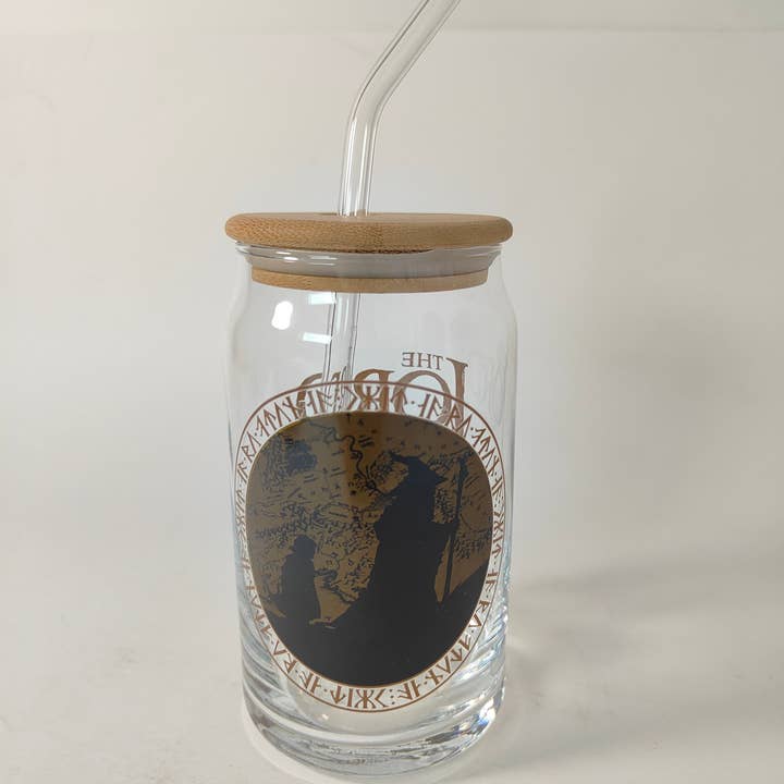 Verre Tumbler 16oz Seigneur des Anneaux Hobbiton avec Couvercle en Bambou pour la vente par Silver Buffalo