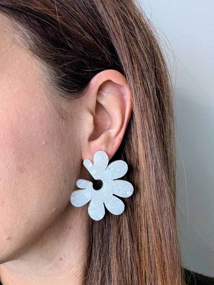 Brincos maxi flor branca por atacado de L'atelier Nounille