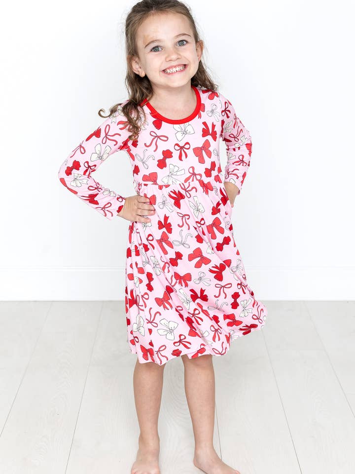 Rotes Schleifen Langarm-Wirbelkleid für den Großhandel von Macaron + Me