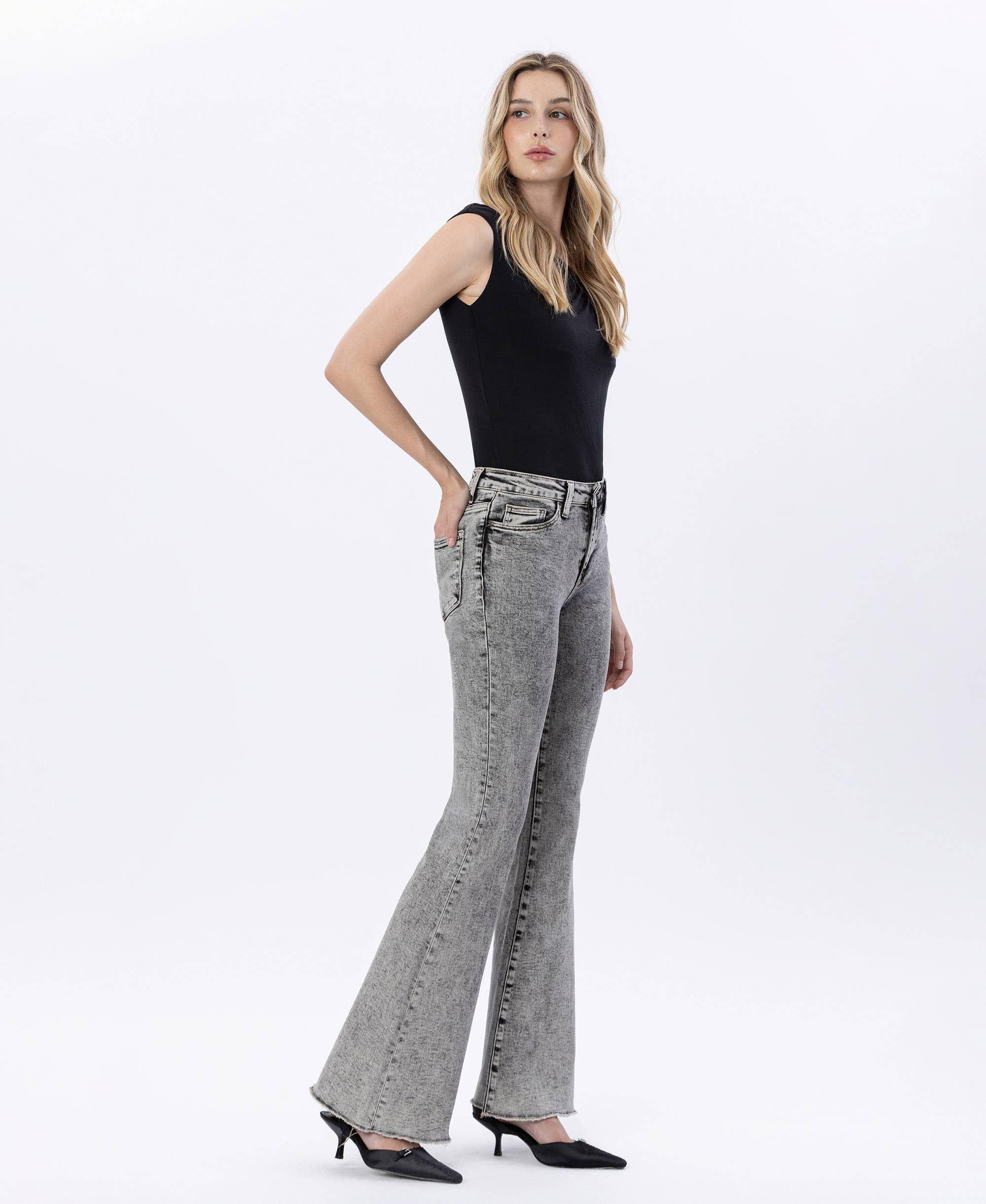 DAME SCHLÄFT SUPERFLARE-JEANS MIT HOHEM BUND UND ÜBERGEFÄRBTEM ACID-WASH V2968 für den Großhandel auf Faire8