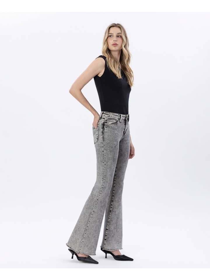 DAME SCHLÄFT SUPERFLARE-JEANS MIT HOHEM BUND UND ÜBERGEFÄRBTEM ACID-WASH V2968 für den Großhandel auf Faire8