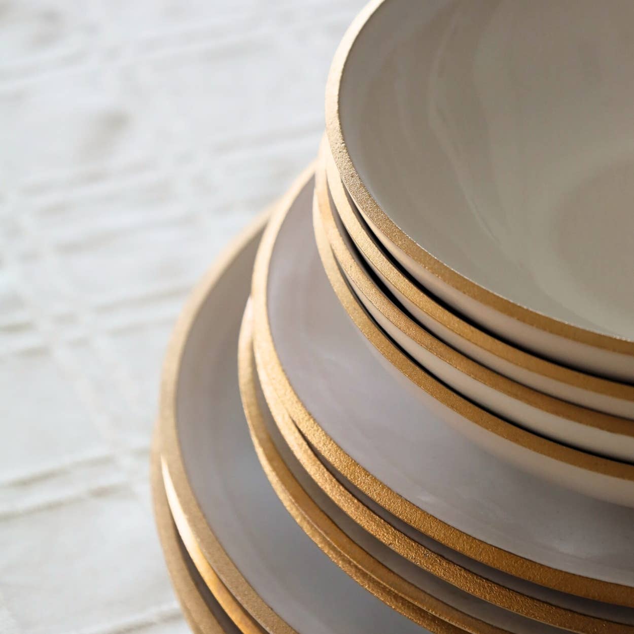 Nosse Ceramics - Vente Service à vaisselle - Service de table 12 pièces Edge ivoire et or1