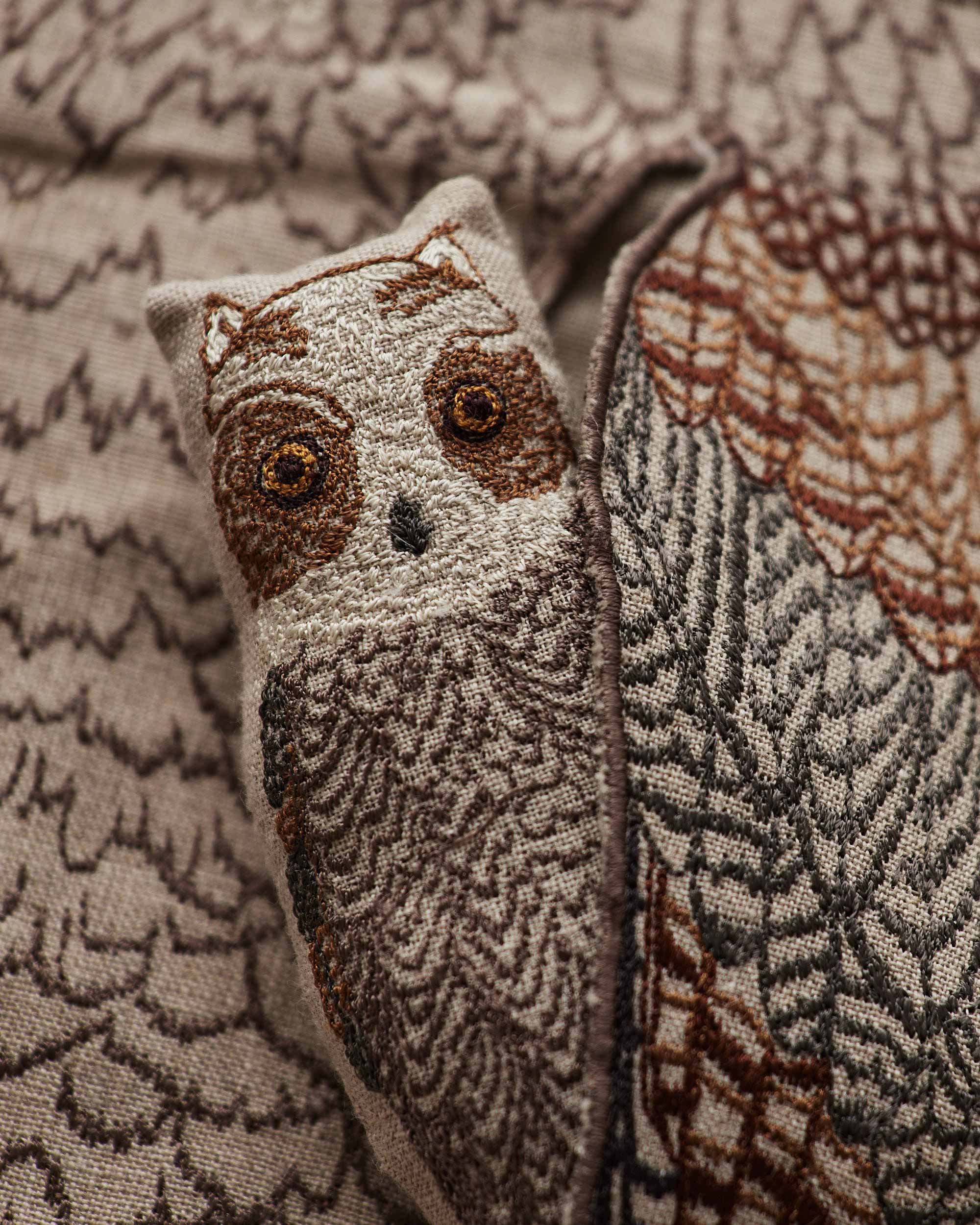 Coral & Tusk - Venta al por mayor Cojín decorativo - Almohada de bolsillo Owl Mama2