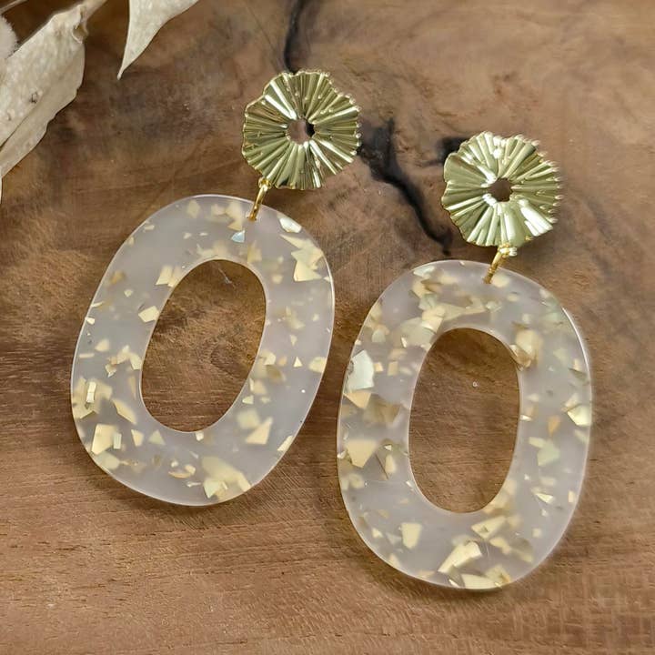 Ovale oorbellen met melk- en gouden bladmotief voor wholesale door Les Noeuds de Maman