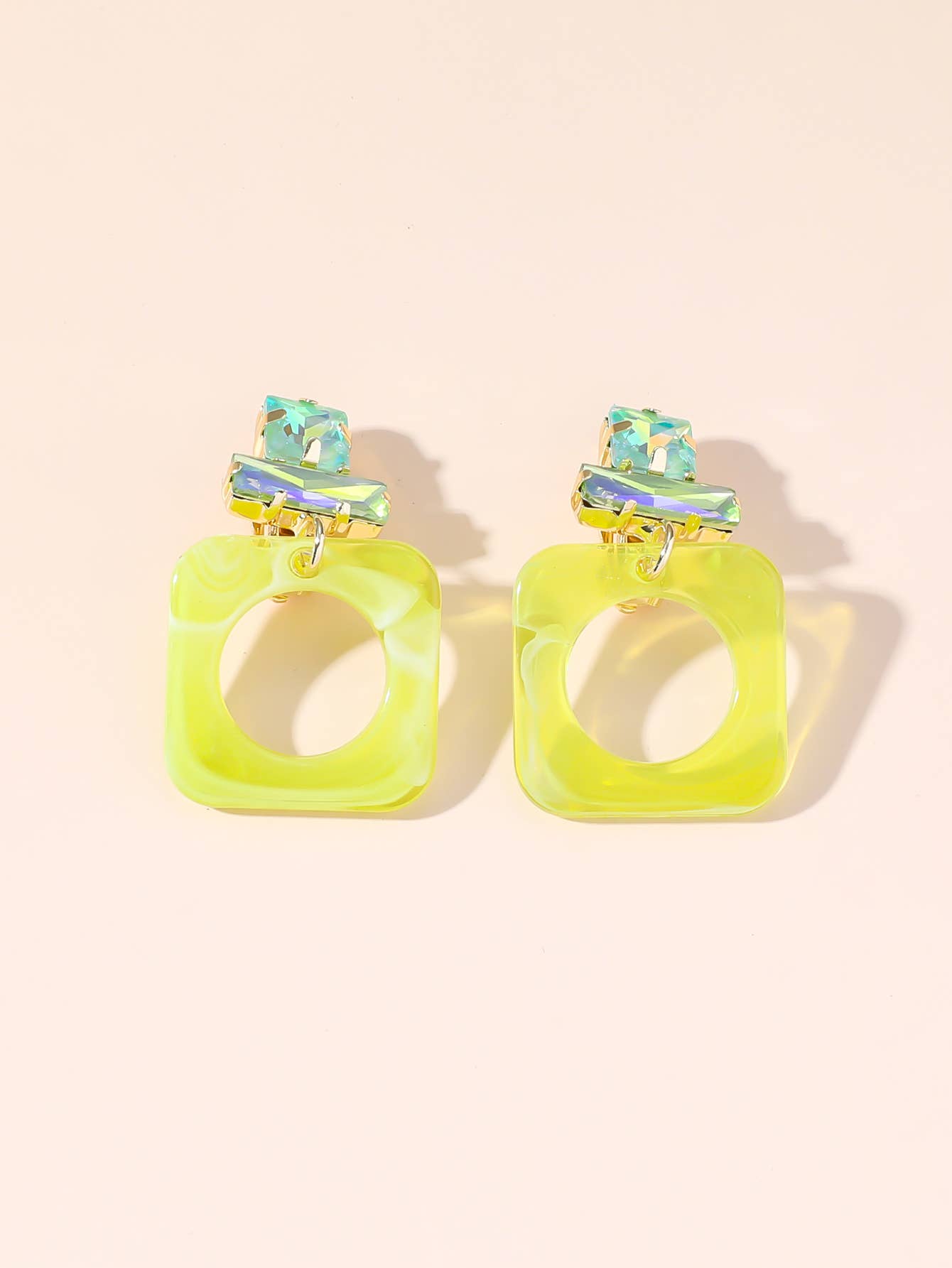 Blossom bijoux – Großhandel Ohrclip – 24PEBOL041 Goldfarbene Clip-Ohrringe aus Metall5