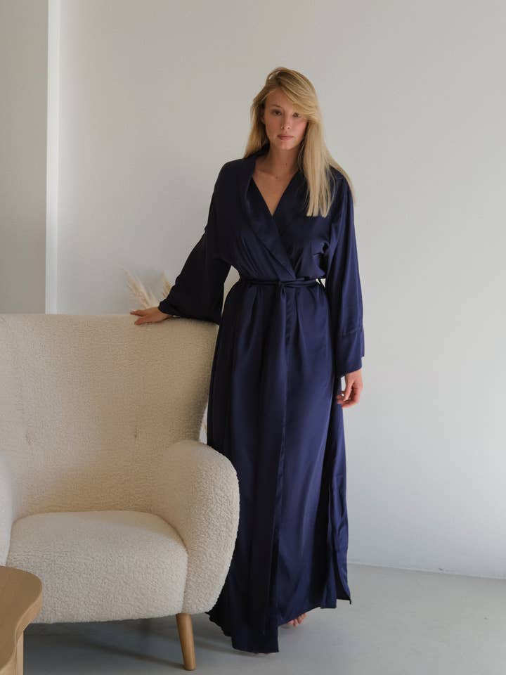 Accappatoio lungo in seta con collo a scialle per la vendita all'ingrosso da parte di Angie's Showroom