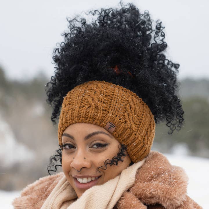 Fascia per capelli MAYA a forma di chignon, foderata in raso, color nocciola per la vendita all'ingrosso da parte di Tazzlyfe