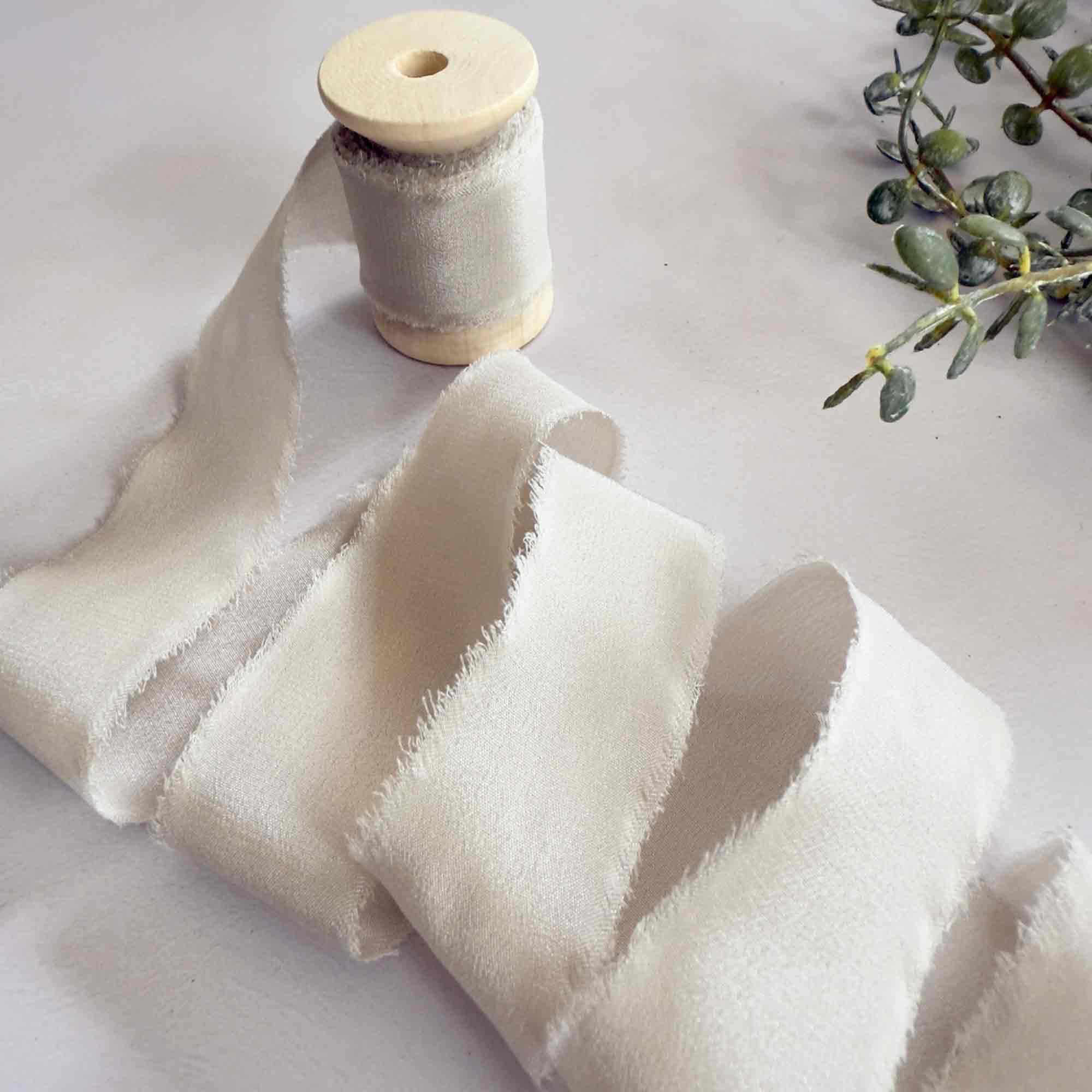 The Natural Paper Company - Vente Ruban – emballage cadeau - Ruban de soie couleur putty | Rouleau de ruban de soie beige naturel1